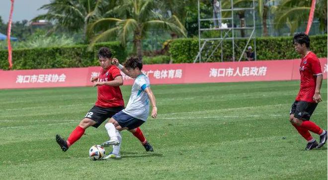 龙争虎斗：足球比赛上演强强对决